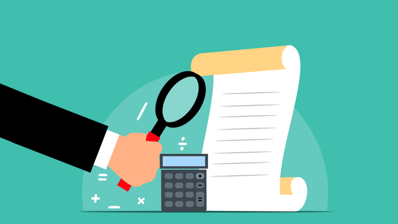 Loupe sur une feuille avec une calculatrice