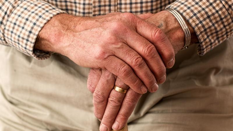 Mains croisés personne âgée