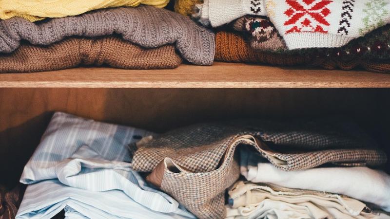 Vêtements dans une étagère